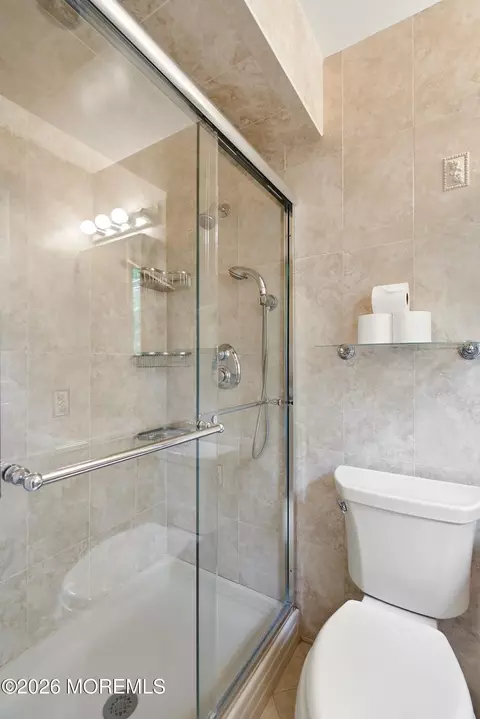Bath - 4 Bay Hill Rd, Leonardo, NJ 07737 photo 2 of 5