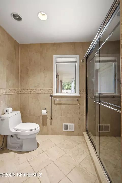 Bath - 4 Bay Hill Rd, Leonardo, NJ 07737 photo 4 of 5