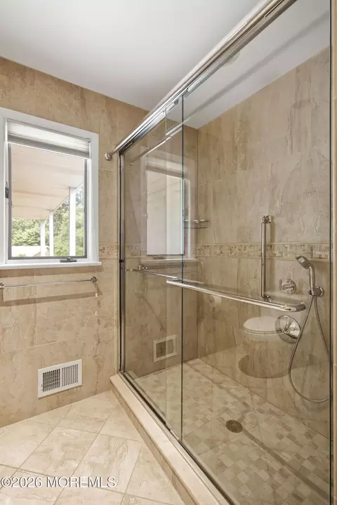 Bath - 4 Bay Hill Rd, Leonardo, NJ 07737 photo 5 of 5