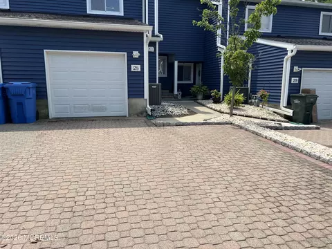 28 Spring Ct, Tinton Falls, NJ 07724