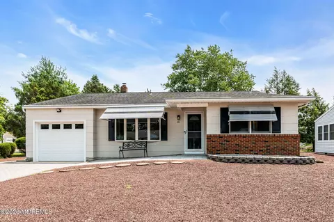 16 Whitaker Dr, Toms River, NJ 08757