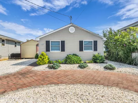 215 Pine Dr, Bayville, NJ 08721
