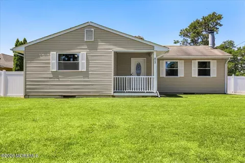 813 Pemberton St, Toms River, NJ 08757