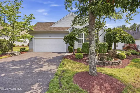 11 Narrowbrook Ct, Manalapan, NJ 07726