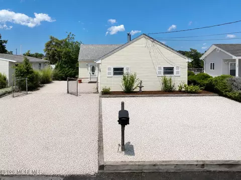 28 Lake Saint Clair Dr, Little Egg Harbor, NJ 08087