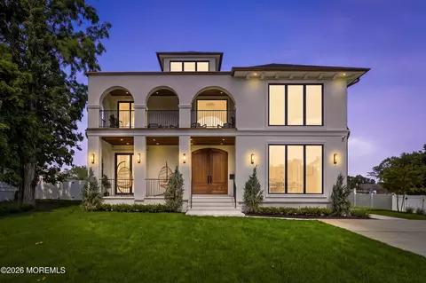 13 Johnston St, Oakhurst, NJ 07755