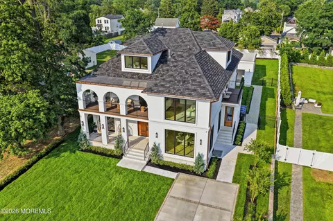 13 Johnston St, Oakhurst, NJ 07755