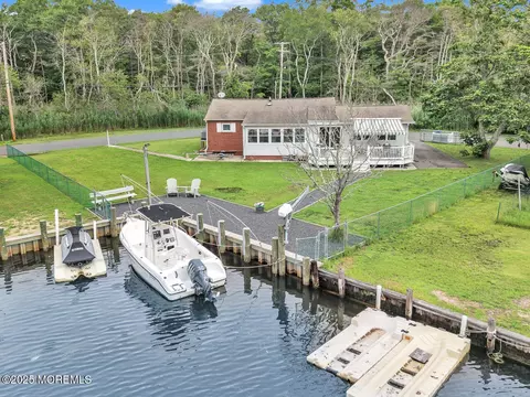 18 Beacon Dr, Waretown, NJ 08758