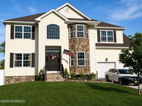 12 Jamie Ct, Barnegat, NJ 08005
