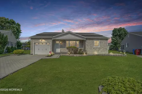 7 Bedford Ct, Toms River, NJ 08757