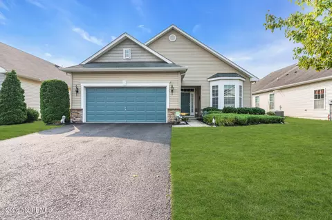 44 Eagle Ridge Cir, Lakewood, NJ 08701