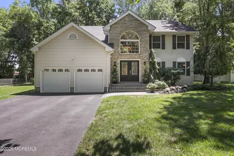 19 Vail Valley Dr, Manalapan, NJ 07726