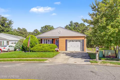 17 Freeport Ct, Toms River, NJ 08757