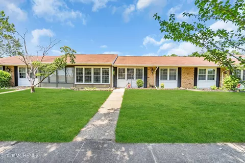 5 Yorkshire Ct # B, Manchester, NJ 08759