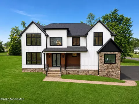 15 Hobart St, Marlboro, NJ 07746