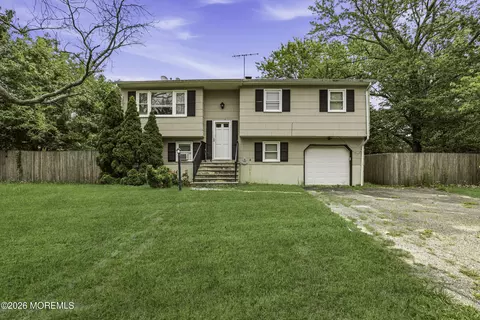 1181 Manor Dr, Lakewood, NJ 08701