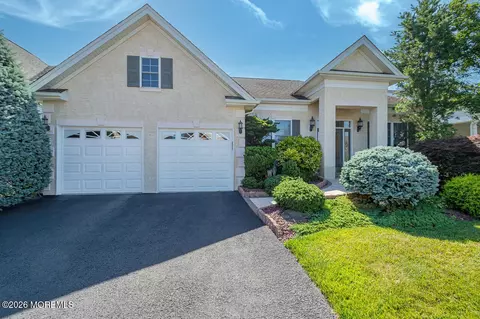 84 Riviera Dr, Monroe, NJ 08831
