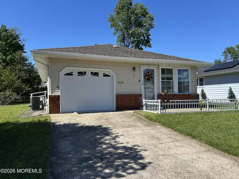 5 Leeward St, Toms River, NJ 08757