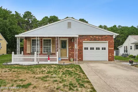423 Costa Mesa Dr, Toms River, NJ 08757