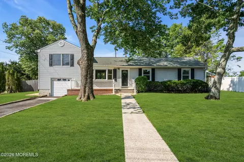 299 Lillian Ln, Toms River, NJ 08755