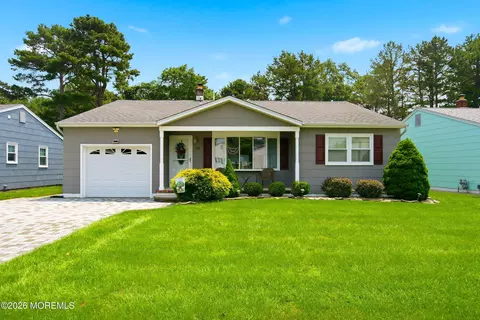 90 Millbrook Dr, Toms River, NJ 08757