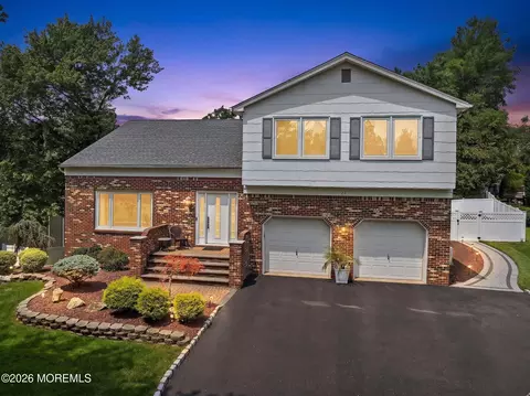 27 Tracy Dr, Manalapan, NJ 07726