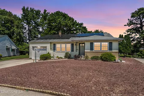 113 Edgewater Ct, Toms River, NJ 08757