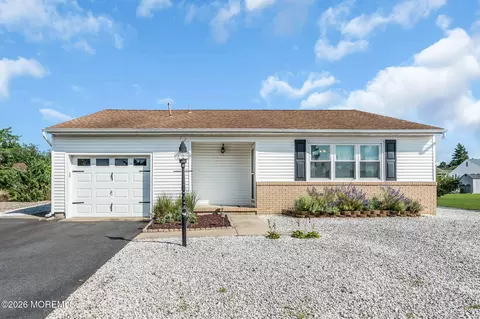 17 Wiltshire Ct, Toms River, NJ 08757