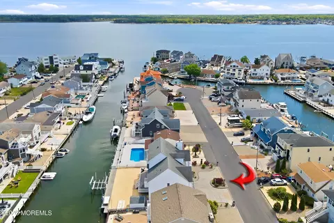 17 Lagoon Dr W, Toms River, NJ 08753