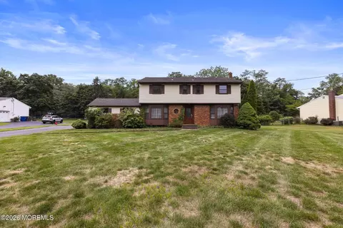 22 Clearview Dr, Tinton Falls, NJ 07724