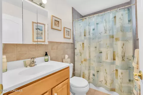 Bath - 77 Tiller Dr, Waretown, NJ 08758 photo 2 of 3