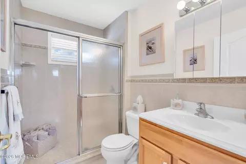 Bath - 77 Tiller Dr, Waretown, NJ 08758 photo 1 of 3