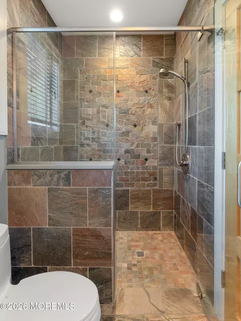 Bath - 7 Harbor Dr, Rumson, NJ 07760 photo 6 of 9