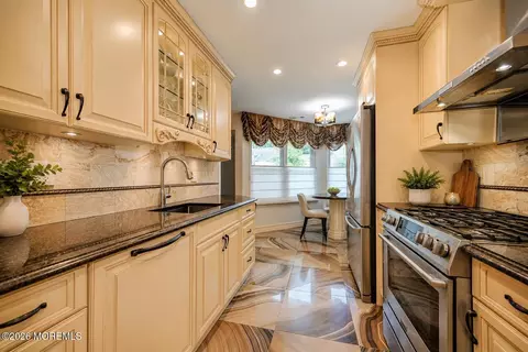 22 Aspen Ave, Englishtown, NJ 07726