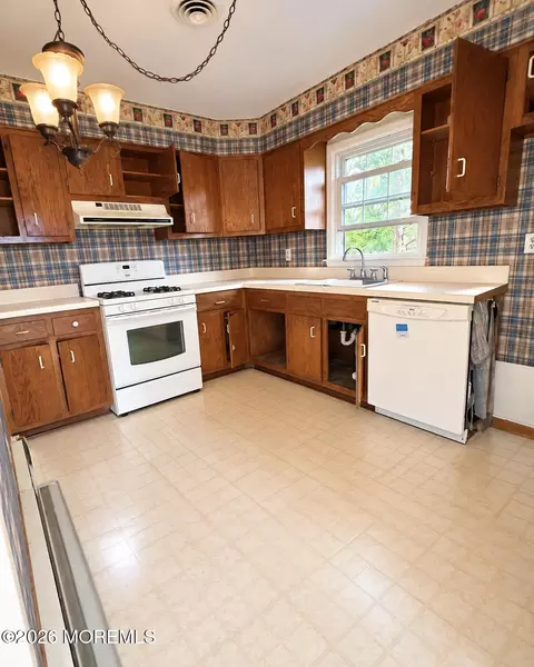16 Edinburgh Dr, Toms River, NJ 08757