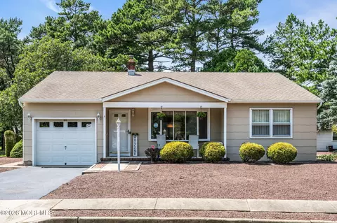 49 Dreyfus Ct, Toms River, NJ 08757