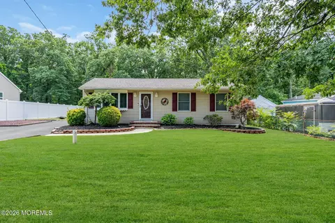 334 Stuart Ave, Toms River, NJ 08755