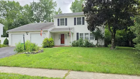 19 Brook St, Farmingdale, NJ 07727
