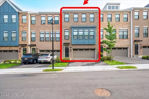 16 Valiant Ct, Middletown, NJ 07748