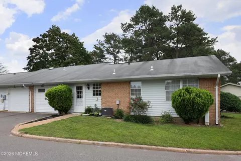 51 Cambridge Cir # A, Manchester, NJ 08759