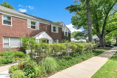 160 Manor Dr, Red Bank, NJ 07701