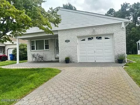 6 Kresson Ct, Toms River, NJ 08757
