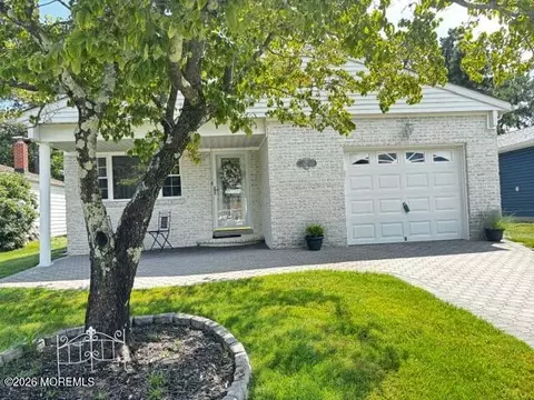 6 Kresson Ct, Toms River, NJ 08757