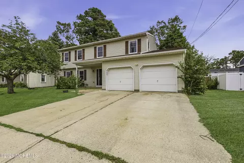 829 Mizzen Ave, Beachwood, NJ 08722