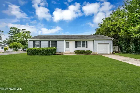 35 Spruce St, Beachwood, NJ 08722
