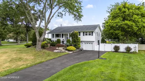 35 Chesapeake Rd, Manalapan, NJ 07726