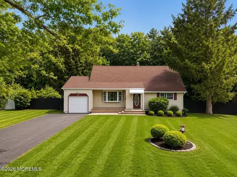 33 Heather Dr, Manalapan, NJ 07726
