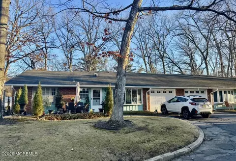 5 Buckingham Dr # B, Lakewood, NJ 08701