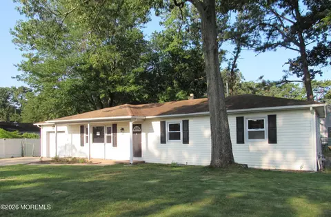 913 Larchmont St, Toms River, NJ 08757