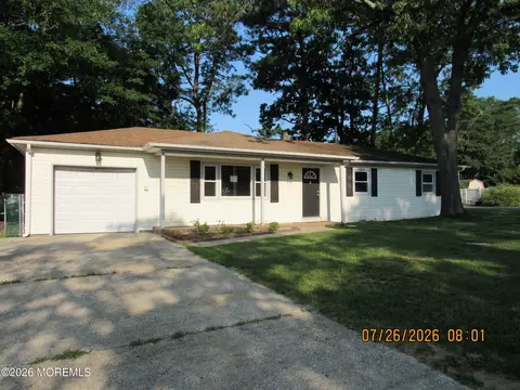 913 Larchmont St, Toms River, NJ 08757